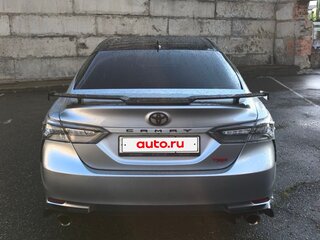 2020 Toyota Camry US Market VIII (XV70) Рестайлинг, серебристый, 3700000 рублей, вид 4