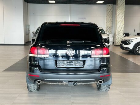 2009 Volkswagen Touareg I Рестайлинг, чёрный, 1800000 рублей, вид 5