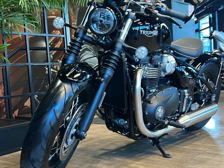 2026 Triumph Bonneville Bobber, чёрный, 2200000 рублей, вид 2