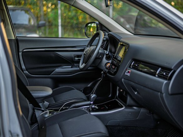 2022 Mitsubishi Outlander III Рестайлинг 3, белый, 2150000 рублей - вид 13