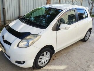 2010 Toyota Vitz II (XP90), белый, 620000 рублей, вид 2