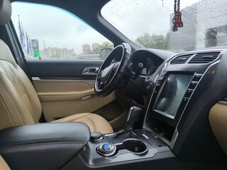 2017 Ford Explorer V Рестайлинг, белый, 2350000 рублей, вид 4