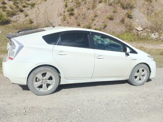 2011 Toyota Prius III Рестайлинг (XW30), белый, 994000 рублей, вид 3