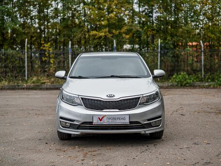 2016 Kia Rio III Рестайлинг, серебристый, 944000 рублей, вид 3