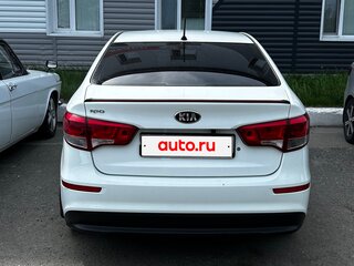 2015 Kia Rio III Рестайлинг, белый, 750000 рублей, вид 4