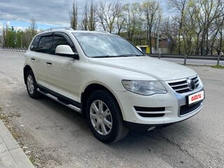 2009 Volkswagen Touareg I Рестайлинг, белый, 1435000 рублей, вид 4
