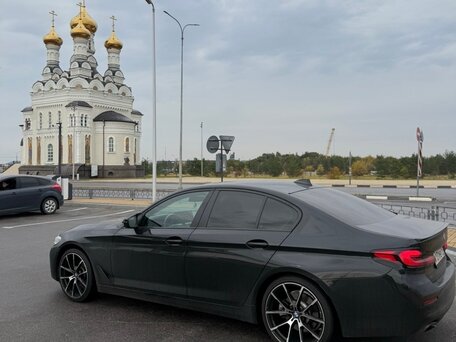 2021 BMW 5 серии 520i VII (G30/G31/G38) Рестайлинг, чёрный, 4200000 рублей, вид 3