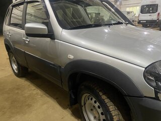 2018 Chevrolet Niva I Рестайлинг, серебристый, 800000 рублей, вид 3