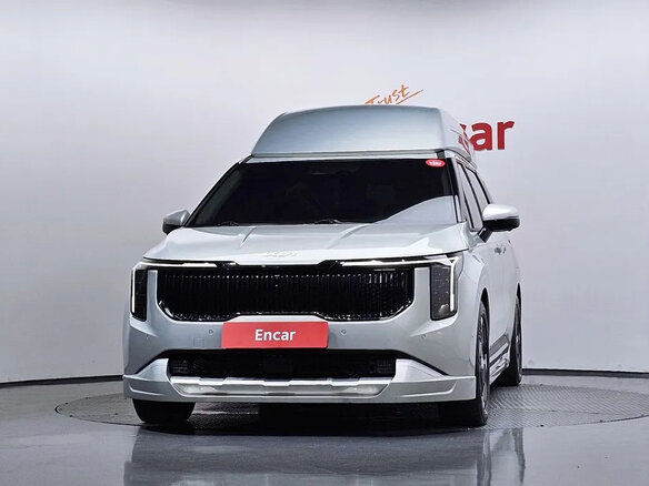 2025 Kia Carnival IV Рестайлинг, серебристый, 7400001 рублей - вид 2