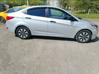 2015 Hyundai Solaris I Рестайлинг, серебристый, 518000 рублей, вид 2