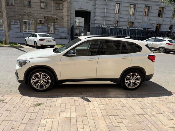 2020 BMW X1 18d xDrive II (F48) Рестайлинг, белый, 3250000 рублей - вид 3