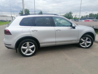 2011 Volkswagen Touareg II, серебристый, 1725000 рублей, вид 3