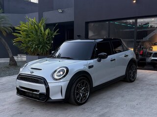 2023 Mini Hatch Cooper III (F55/F56) Рестайлинг 2, серебристый, 2440000 рублей, вид 1