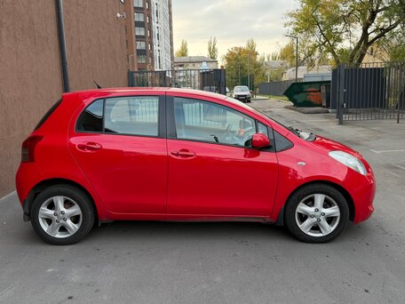 2008 Toyota Yaris II, красный, 700000 рублей, вид 4