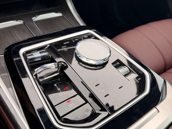 2024 BMW 7 серии 740i xDrive VII (G70), чёрный, 13350000 рублей - вид 16