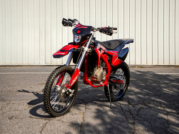 2026 BSE Z11, красный, 179800 рублей - вид 1