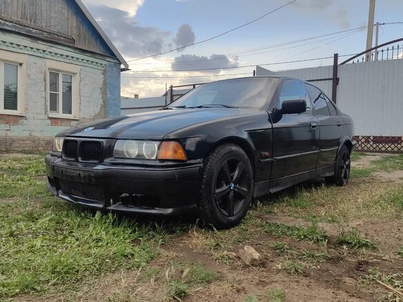 1994 BMW 3 серии 318i III (E36), чёрный, 300000 рублей