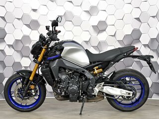 2023 Yamaha MT-09 (FZ-09), серебристый, 1199000 рублей, вид 4