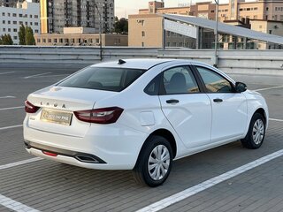 2024 Lada (ВАЗ) Vesta I Рестайлинг (NG), белый, 990000 рублей, вид 3