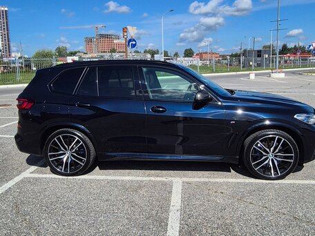2020 BMW X5 M50d IV (G05/G18), чёрный, 7499000 рублей, вид 4