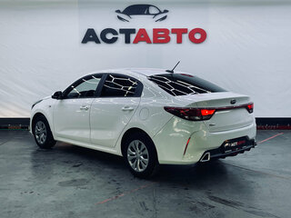 2021 Kia Rio IV Рестайлинг, белый, 1590000 рублей, вид 4