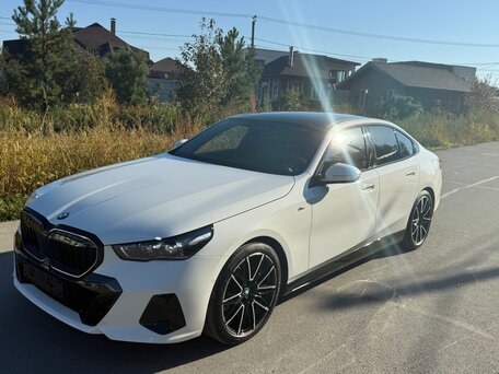 2023 BMW 5 серии 530i xDrive VIII (G60/G61/G68), белый, 9000000 рублей, вид 1