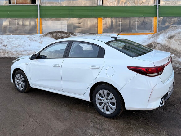 2022 Kia Rio IV Рестайлинг, белый, 1000000 рублей - вид 5