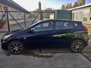 2013 Hyundai Solaris I, чёрный, 630000 рублей, вид 2