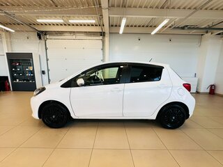 2015 Toyota Vitz III (XP130) Рестайлинг, белый, 929000 рублей, вид 3
