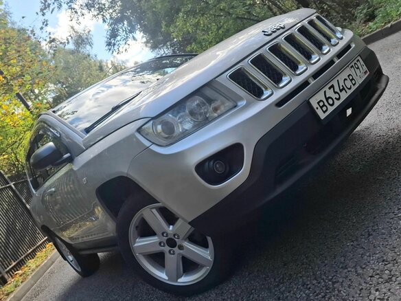 2011 Jeep Compass I Рестайлинг, серебристый, 990000 рублей