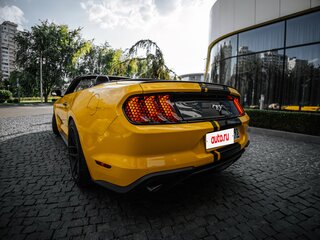 2020 Ford Mustang VI Рестайлинг, жёлтый, 3600000 рублей, вид 4