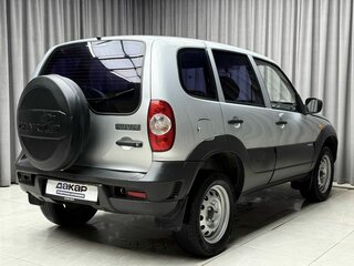 2010 Chevrolet Niva I Рестайлинг, серебристый, 409000 рублей, вид 4