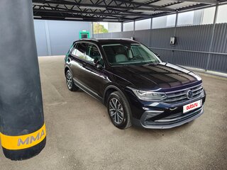 2021 Volkswagen Tiguan II Рестайлинг, чёрный, 3700000 рублей, вид 1