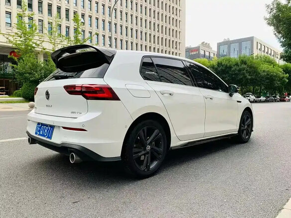 2024 Volkswagen Golf VIII, белый, 1920007 рублей - вид 3