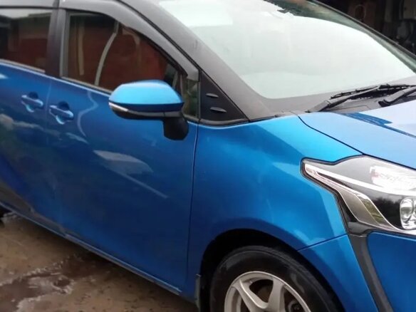 2020 Toyota Sienta II Рестайлинг, синий, 1350000 рублей - вид 3