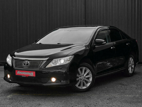 2013 Toyota Camry VII (XV50), чёрный, 1720000 рублей