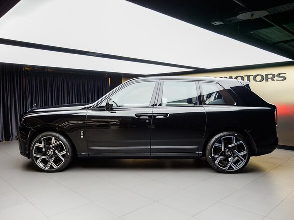 2026 Rolls-Royce Cullinan Black Badge I Рестайлинг (Series II), чёрный, 73670000 рублей - вид 6