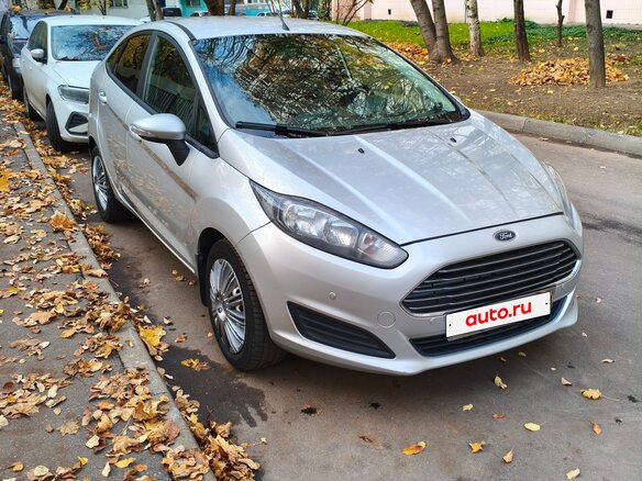 2015 Ford Fiesta Mk6 Рестайлинг, серебристый, 750000 рублей - вид 2