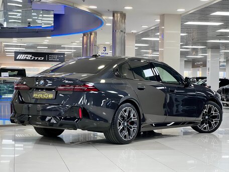 2025 BMW 5 серии 530i xDrive VIII (G60/G61/G68), серый, 9450000 рублей, вид 4