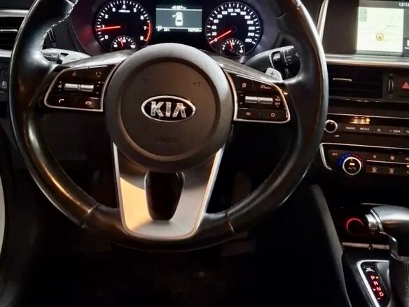 2019 Kia Optima IV Рестайлинг, белый, 1850000 рублей - вид 9