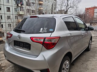 2017 Toyota Vitz III (XP130) Рестайлинг 2, серебристый, 950000 рублей, вид 5