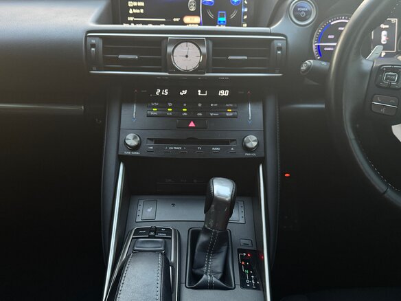 2018 Lexus IS 300h III Рестайлинг, белый, 2490000 рублей - вид 17