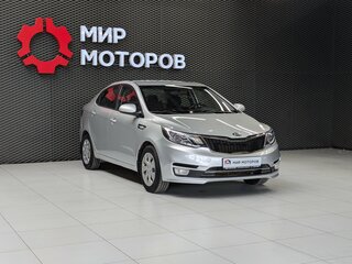 2015 Kia Rio III Рестайлинг, серебристый, 840000 рублей, вид 3