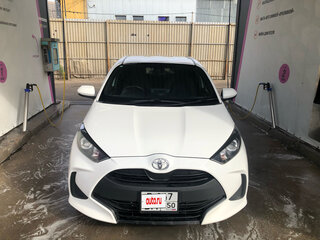2021 Toyota Yaris IV, белый, 1050000 рублей, вид 2