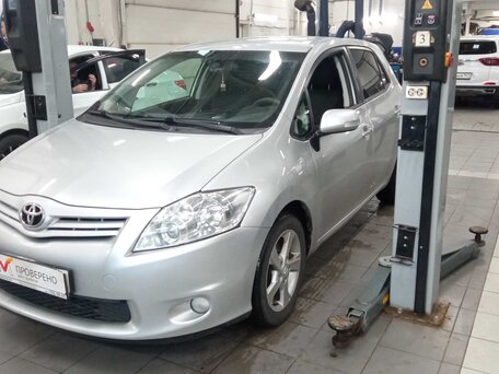 2011 Toyota Auris I Рестайлинг, серебристый, 955000 рублей, вид 1