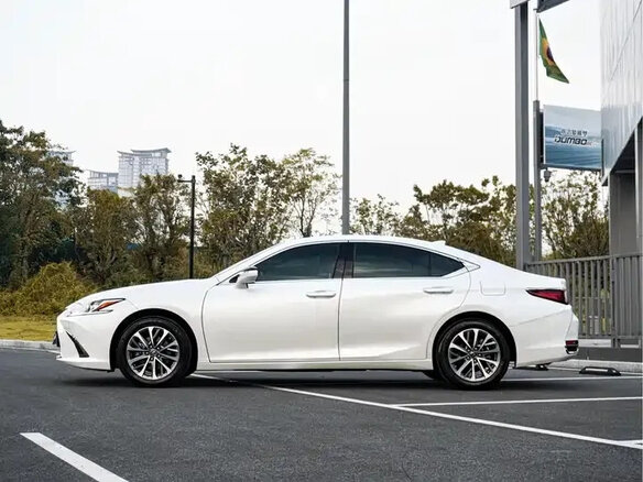 2024 Lexus ES 200 VII Рестайлинг, белый, 4633000 рублей - вид 2