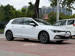 2023 Volkswagen Golf VIII, белый, 1700000 рублей, вид 3