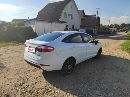 2016 Ford Fiesta Mk6 Рестайлинг, белый, 830000 рублей, вид 4