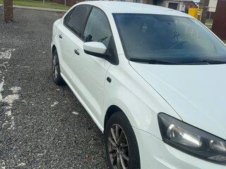 2017 Volkswagen Polo V Рестайлинг, белый, 700000 рублей, вид 1