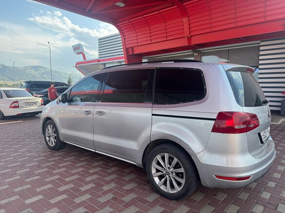 2010 Volkswagen Sharan II, серебристый, 1150000 рублей - вид 4